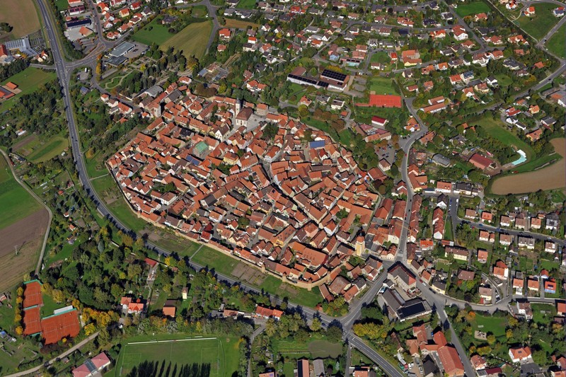 Historische Altstadt mit angrenzenden Siedlungsgebieten (Foto: Nürnberg Luftbild, Hajo Dietz)
