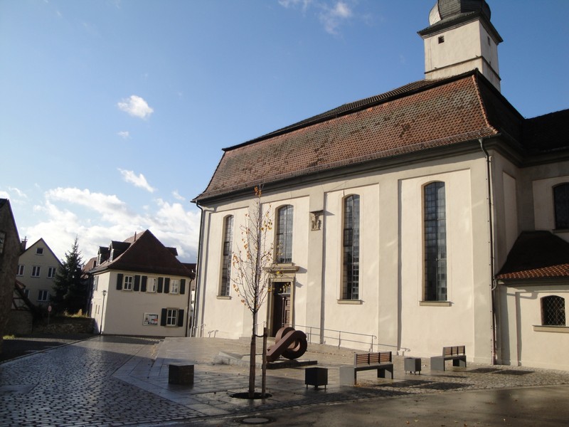 Kirche mit Kirchplatz