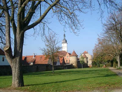 Turngarten, im Hintergrund der Kirchturm der evang. Kirche