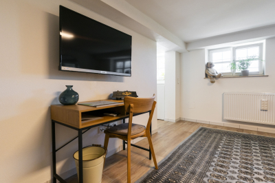 Fernseher mit Schreibtisch