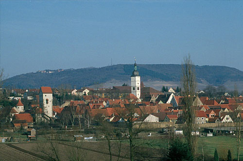 Blick von Richtung Eichelsee, Mainbernheim, dahinter der Schwanberg