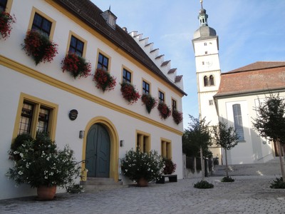 Rathausplatz mit Blumenschmuck