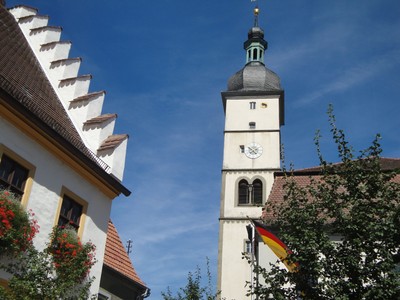 Kirchturm mit dem Mainbernheimer Stadtwappen