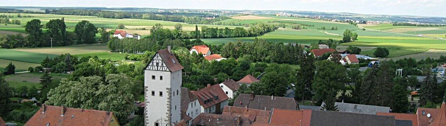 Blick über die Stadt in Richtung Kitzingen mit unterem Turm